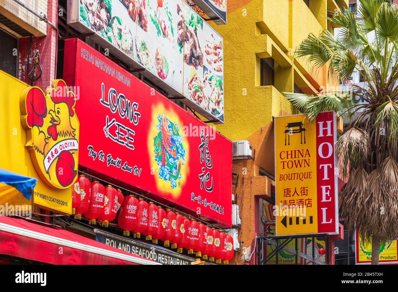 Segnali su vari negozi, hotel e ristoranti in esposizione a Chinatown, Kuala Lumpur, Malesia, Asia Foto Stock