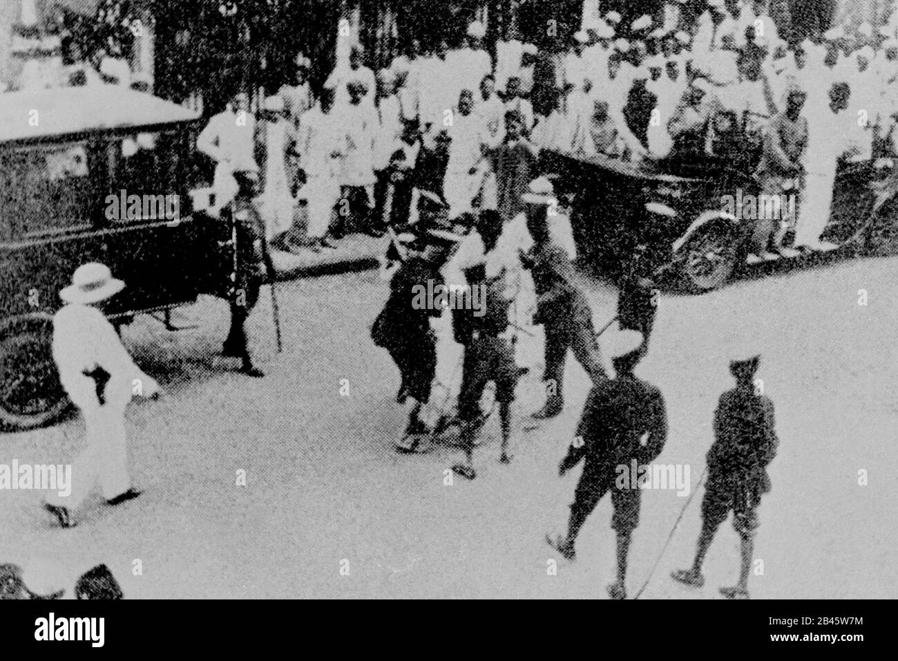La polizia britannica caning lathi carica indiani combattenti di libertà, India, Asia, 1925, vecchia immagine del 1900 vintage Foto Stock