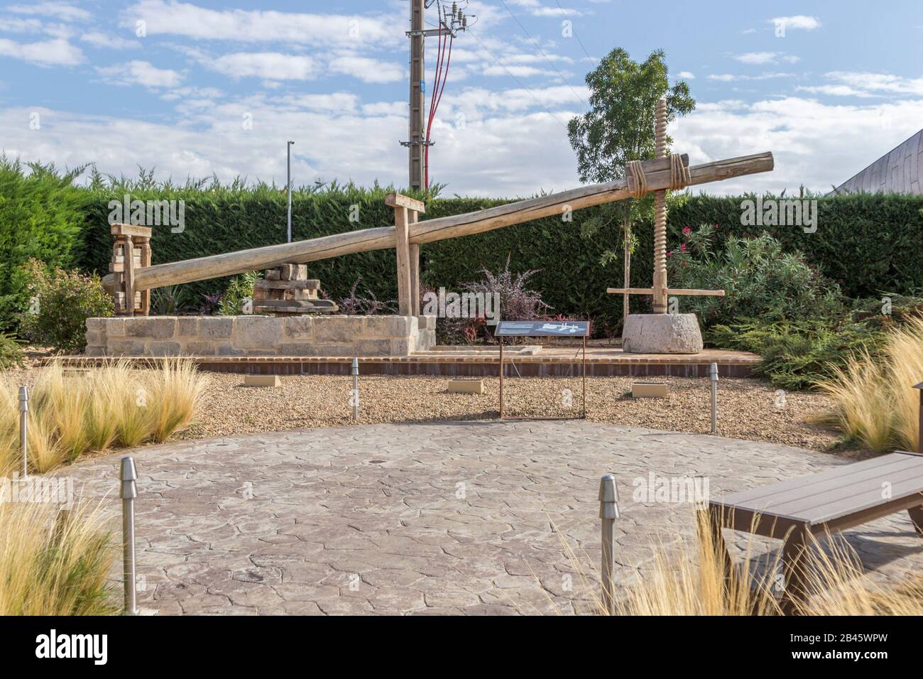 Morales de Toro / Zamora, Spagna - 28 settembre 2014: Produzione di vino nei vecchi tempi, macchine da produzione di vino vecchio stile in Spagna, Macchine su ins Foto Stock