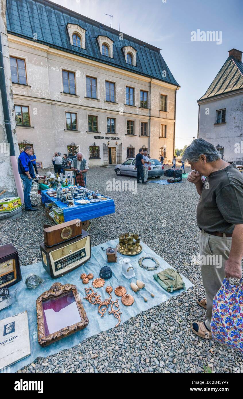 Mercato delle pulci a Dukla Palace, ora Museo di Storia, a Dukla, Malopolska, Polonia Foto Stock