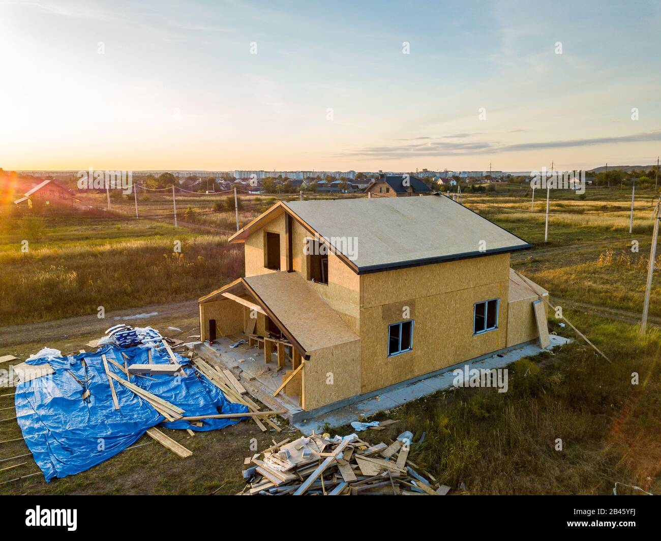 La costruzione di una nuova e moderna casa modulare. Pareti in materiale composito del sip in legno pannelli con isolamento in polistirolo espanso all'interno. Edificio nuovo telaio di ener Foto Stock