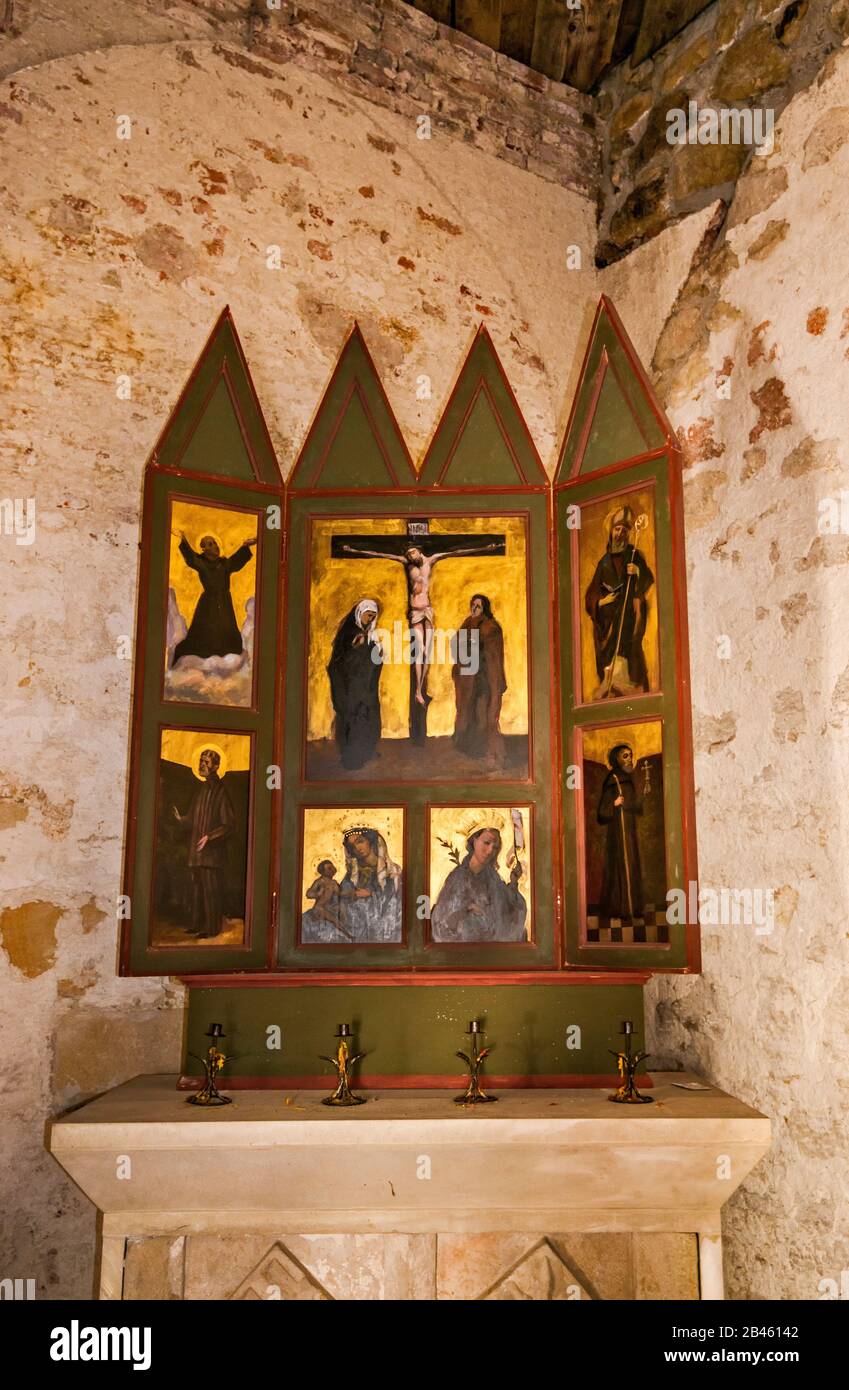 Altare contemporaneo ispirato da opere medievali, Cappella al Castello di Kamieniec a Odrzykon, vicino a Krosno, Malopolska, Polonia Foto Stock