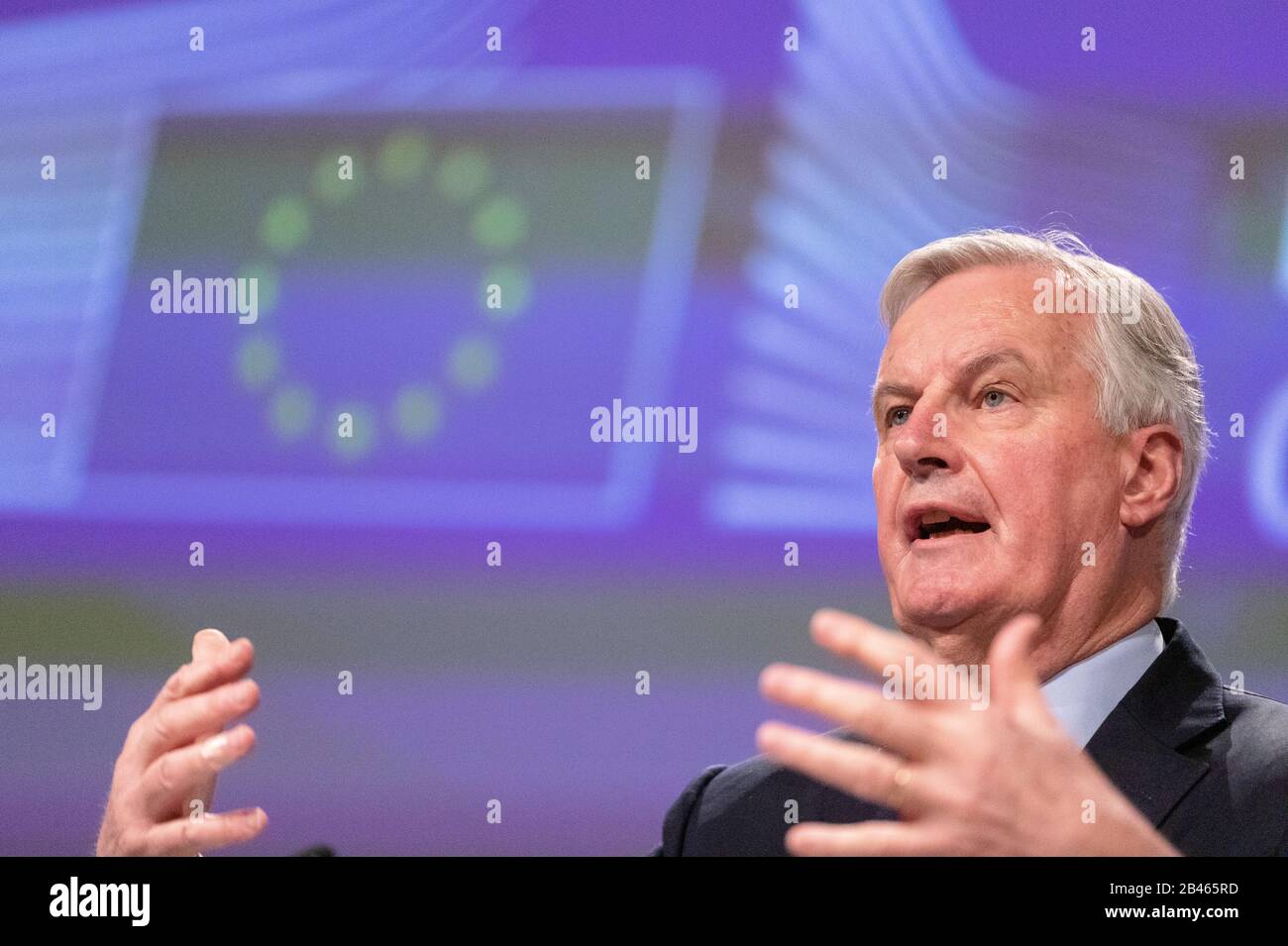 05 Marzo 2020, Belgio, Brüssel: 05.03.2020, Belgio, Bruxelles: Il capo della task force della Commissione europea per le relazioni con il Regno Unito (Task Force britannica/UKTF) Michel Barnier parla con i media al termine del primo turno di negoziati UE/Regno Unito presso il Berlaymont, sede della Commissione europea, il 5 marzo 2020, a Bruxelles, in Belgio. - NESSUN SERVIZIO FILO foto: Thierry Monasse/dpa Foto Stock