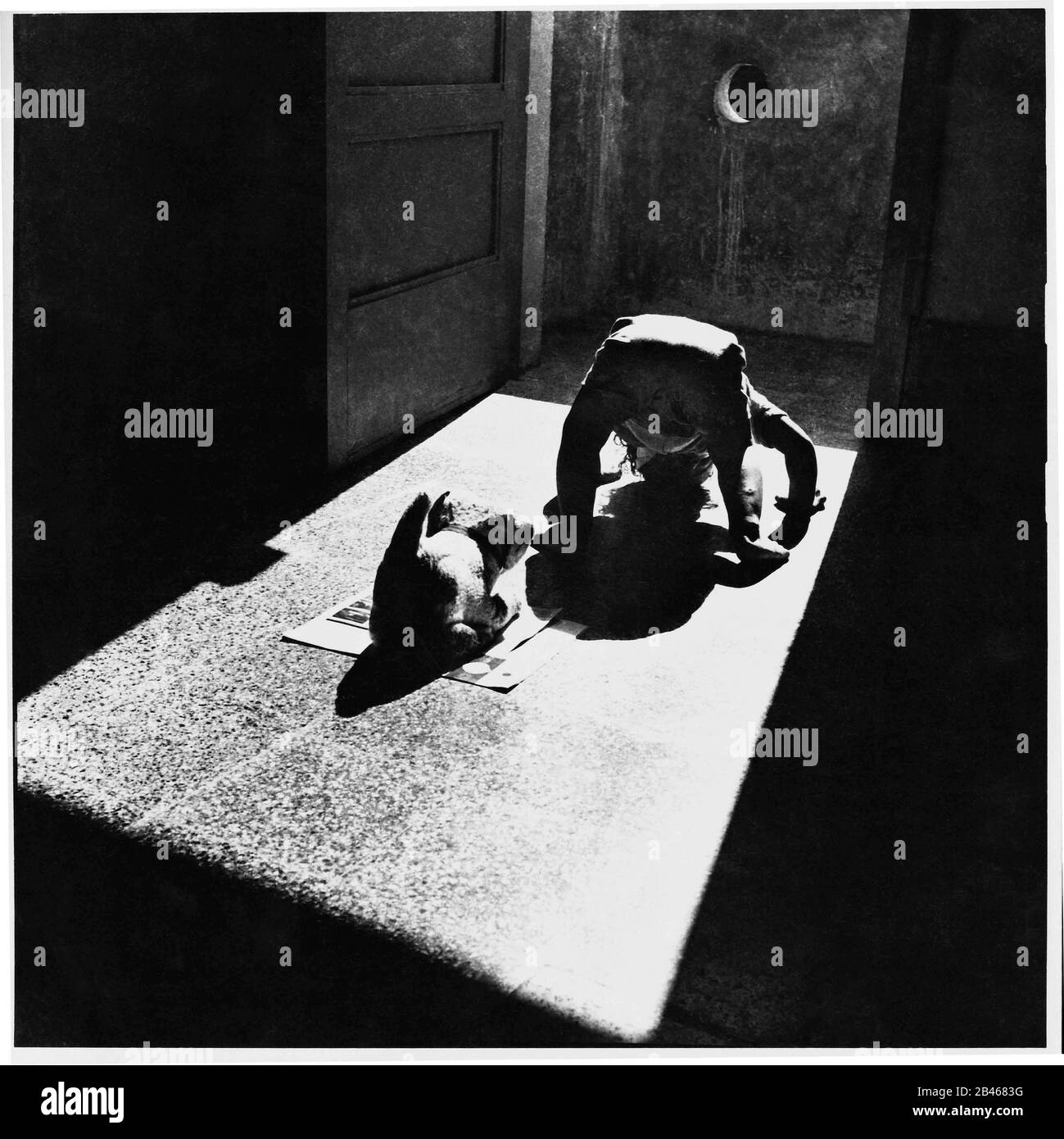 Baby cercando somersault giocare con il cane giocattolo imbottito, Bombay, Mumbai, Maharashtra, India, Asia, 1957, vecchia immagine del 1900 vintage Foto Stock