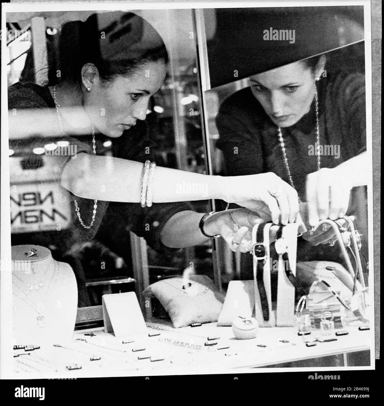 Donne che vedono orologi in negozio di orologi, Zurigo, Svizzera, Europa, 1980, vecchia immagine del 1900 Foto Stock