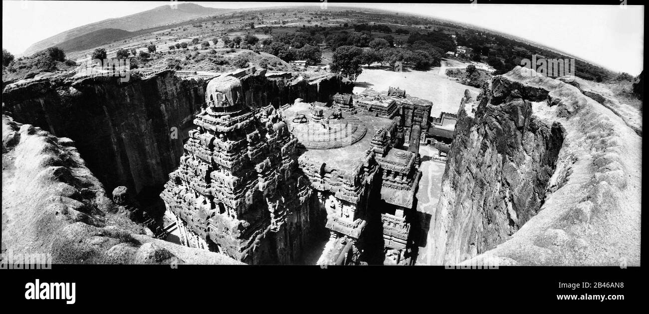 Grotta 16 del Tempio di Kailasanatha, vista dalla cima della roccia, Tempio di Kailash, Sito Patrimonio dell'Umanità dell'UNESCO, Ellora, Aurangabad, Maharashtra, India, Asia, 1977, vecchia immagine del 1900 Foto Stock