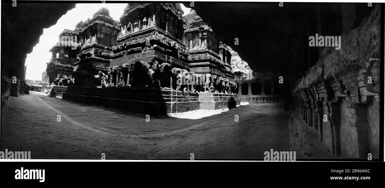 Grotta 16 del Tempio di Kailasanatha, Tempio di Kailash, Sito Patrimonio dell'Umanità dell'UNESCO, Ellora, Aurangabad, Maharashtra, India, Asia, 1977, vecchia immagine del 1900 Foto Stock