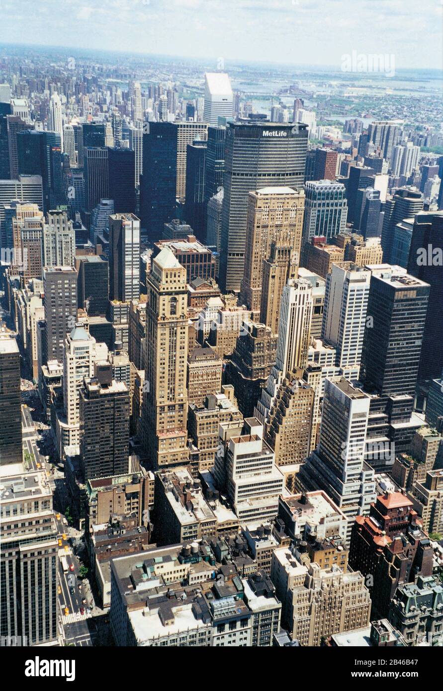 New York City, Creation of Man, MetLife Building, Stati Uniti d'America, USA, 1999, vecchia immagine del 1900 Foto Stock