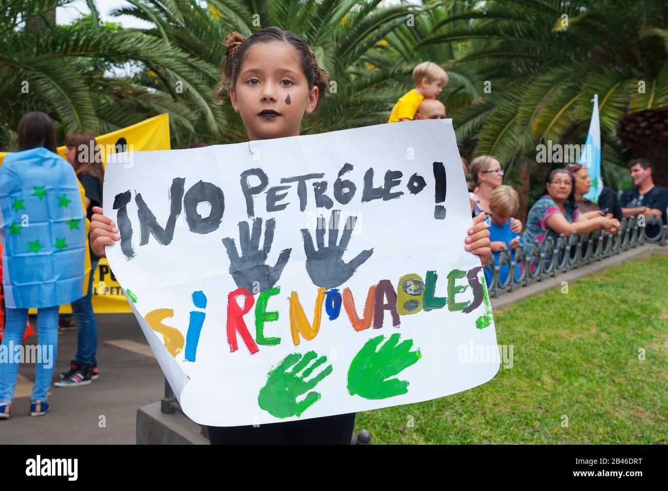 Giovane ragazza che tiene un placard e protestando in una protesta ambientale a Santa Cruz de Tenerife, Isole Canarie, Spagna Foto Stock