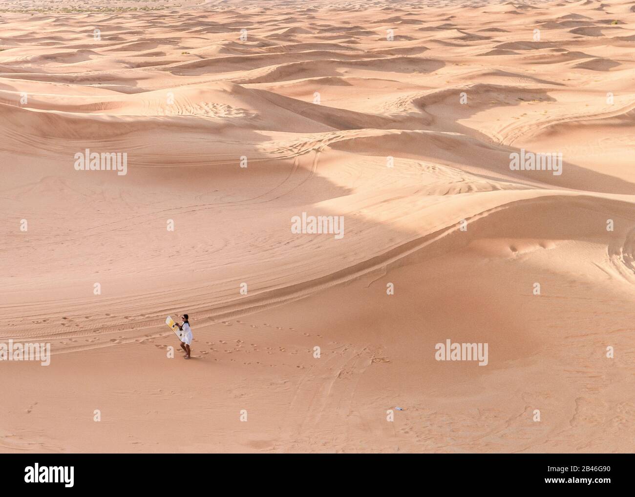 Dubai dessert dune di sabbia, coppia su Dubai deserto safari, Emirati Arabi Uniti, vacanza donna a Dubai Foto Stock