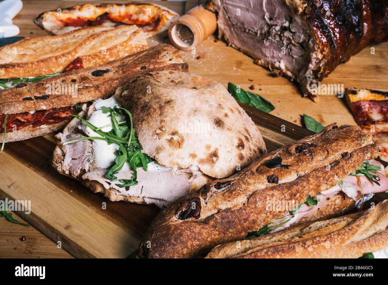 Primo piano con tipici spuntini italiani. Immagine Isolata della cucina mediterranea. Foto Stock