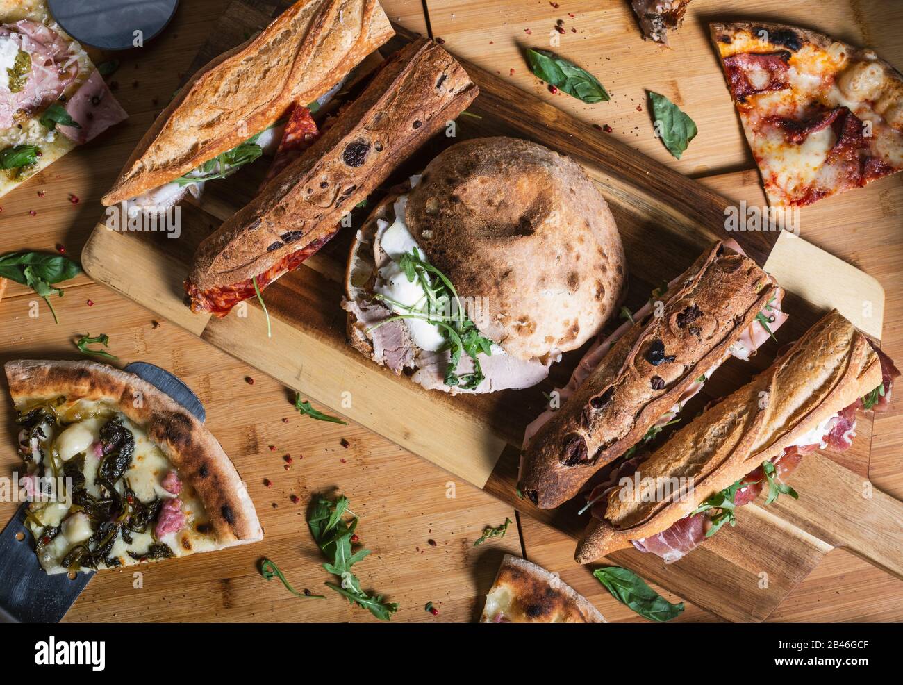 Varietà di sandwich e porzioni tipiche della pizza mediterranea. Cucina italiana. Cucina mediterranea. Foto Stock