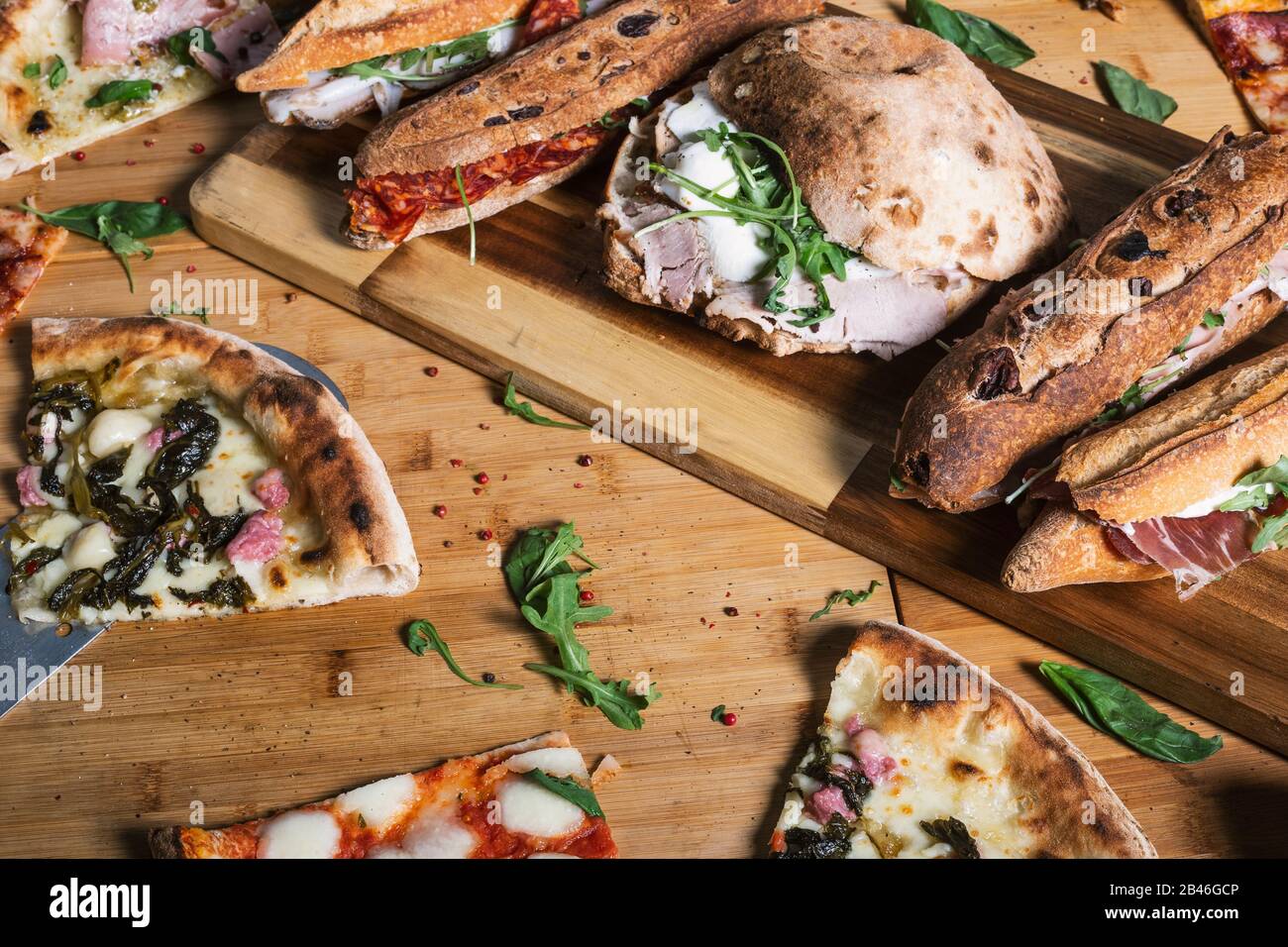 Varietà di prodotti tipici mediterranei. Cucina italiana. Cucina mediterranea Foto Stock