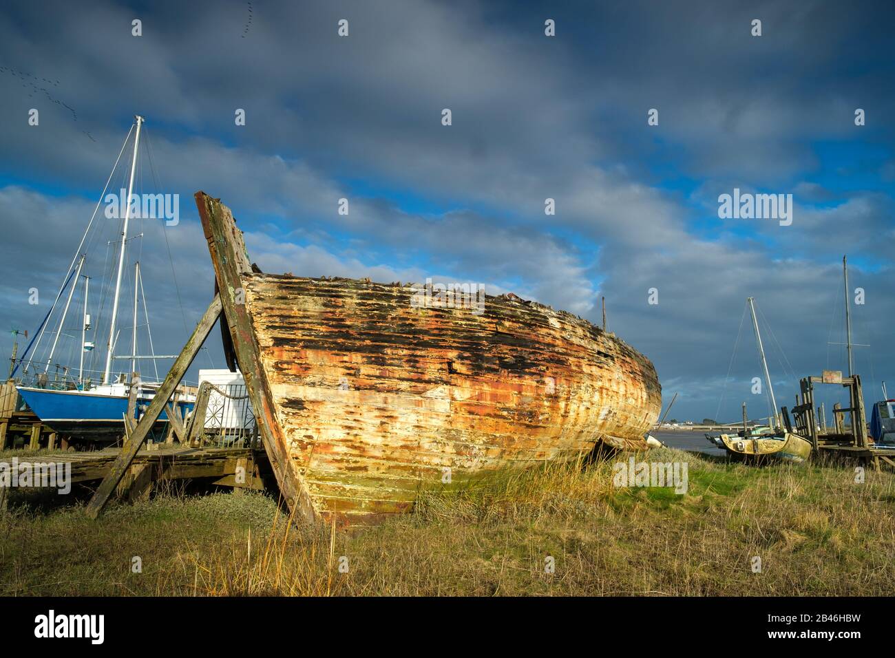 I resti rotanti di una barca abbandonata sulla riva del fiume Wyre a Skippool Creek nel Lancashire Foto Stock