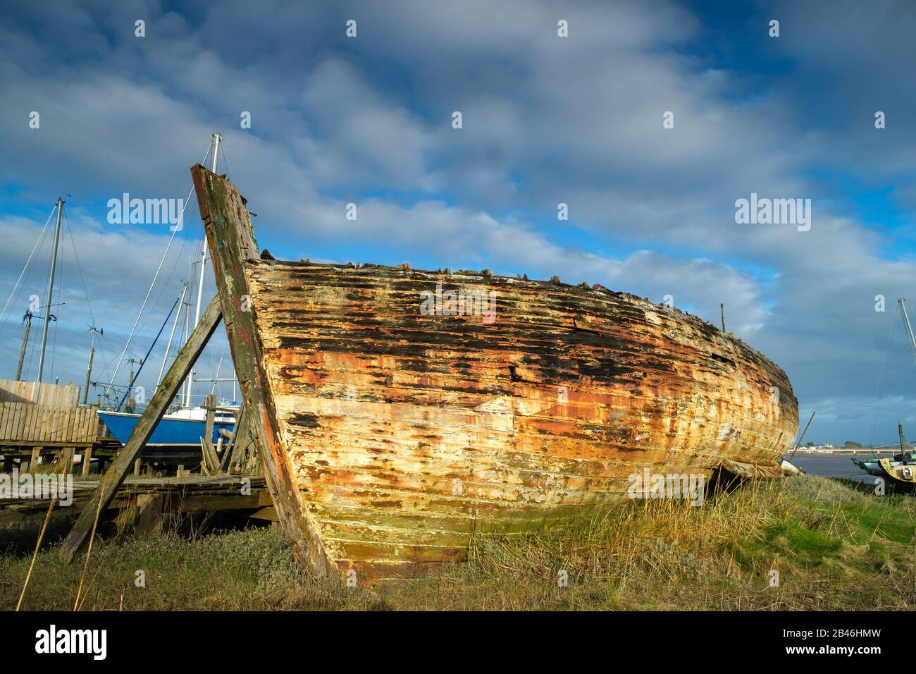 I resti rotanti di una barca abbandonata sulla riva del fiume Wyre a Skippool Creek nel Lancashire Foto Stock
