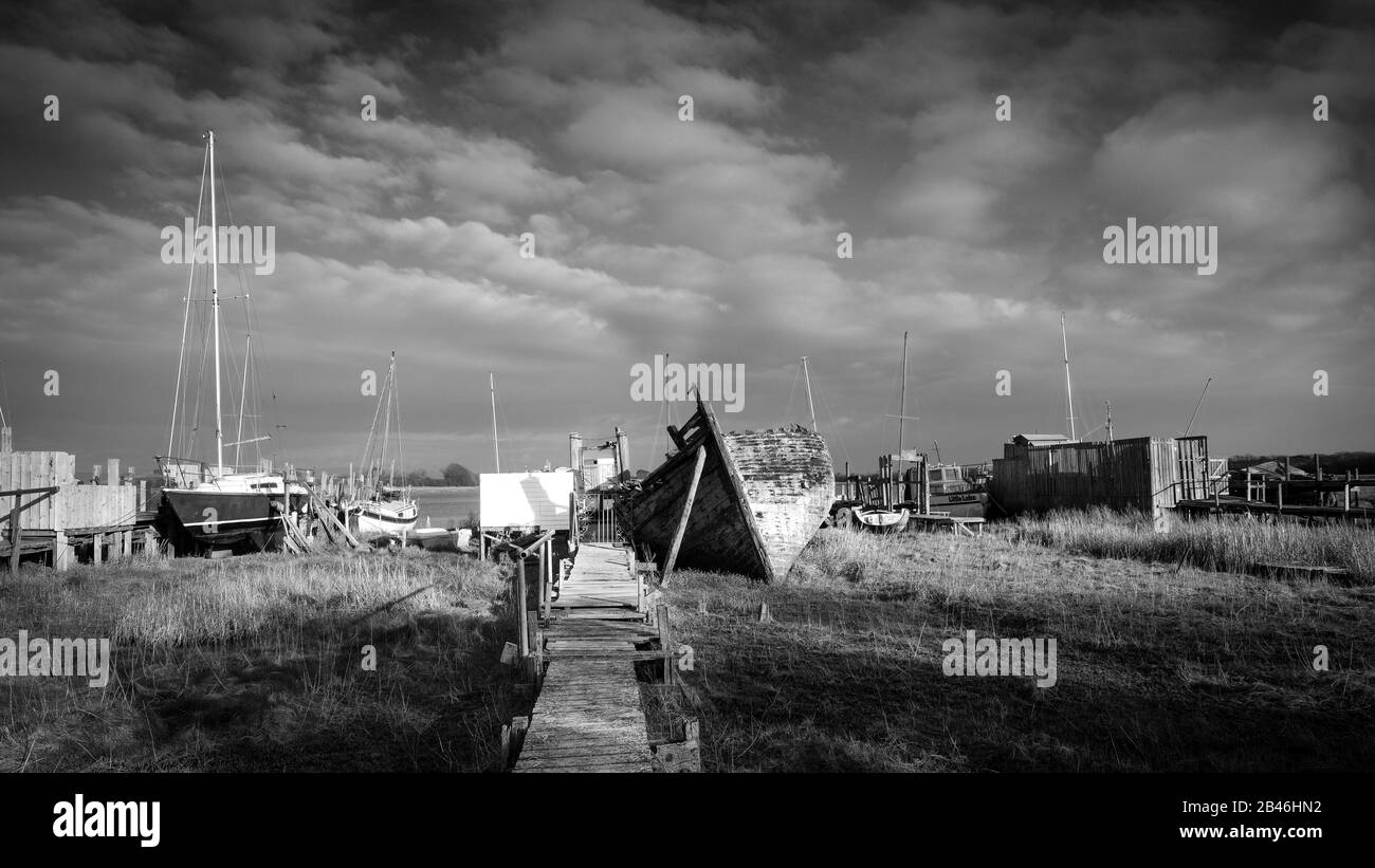 I resti rotanti di una barca abbandonata sulla riva del fiume Wyre a Skippool Creek nel Lancashire Foto Stock