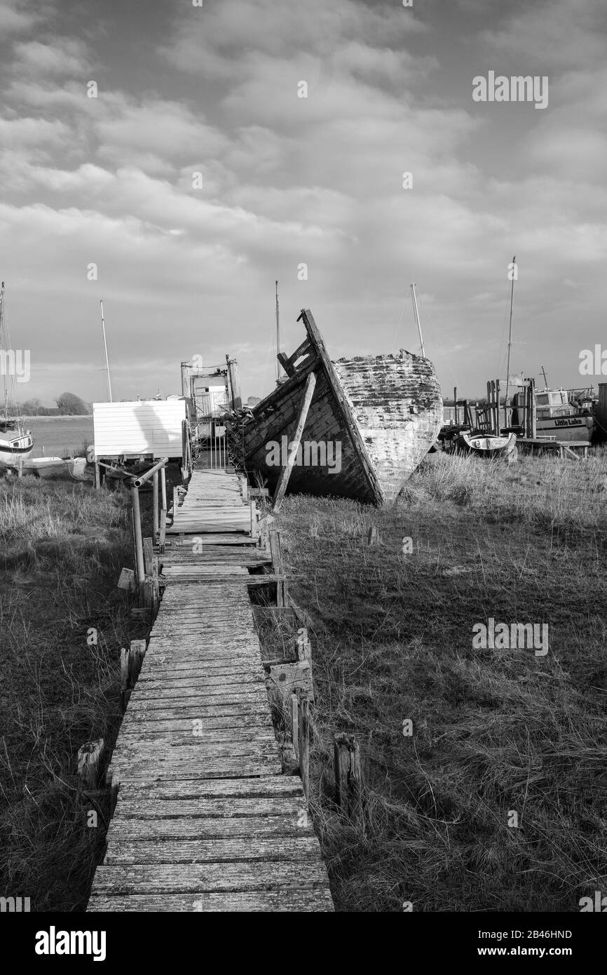 I resti rotanti di una barca abbandonata sulla riva del fiume Wyre a Skippool Creek nel Lancashire Foto Stock