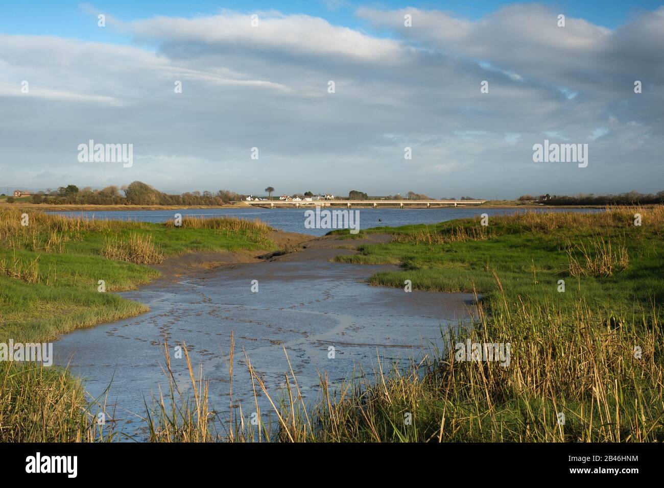 Il fiume Wyre insenature a Skippool Creek e il ponte Shard in lontananza. Foto Stock