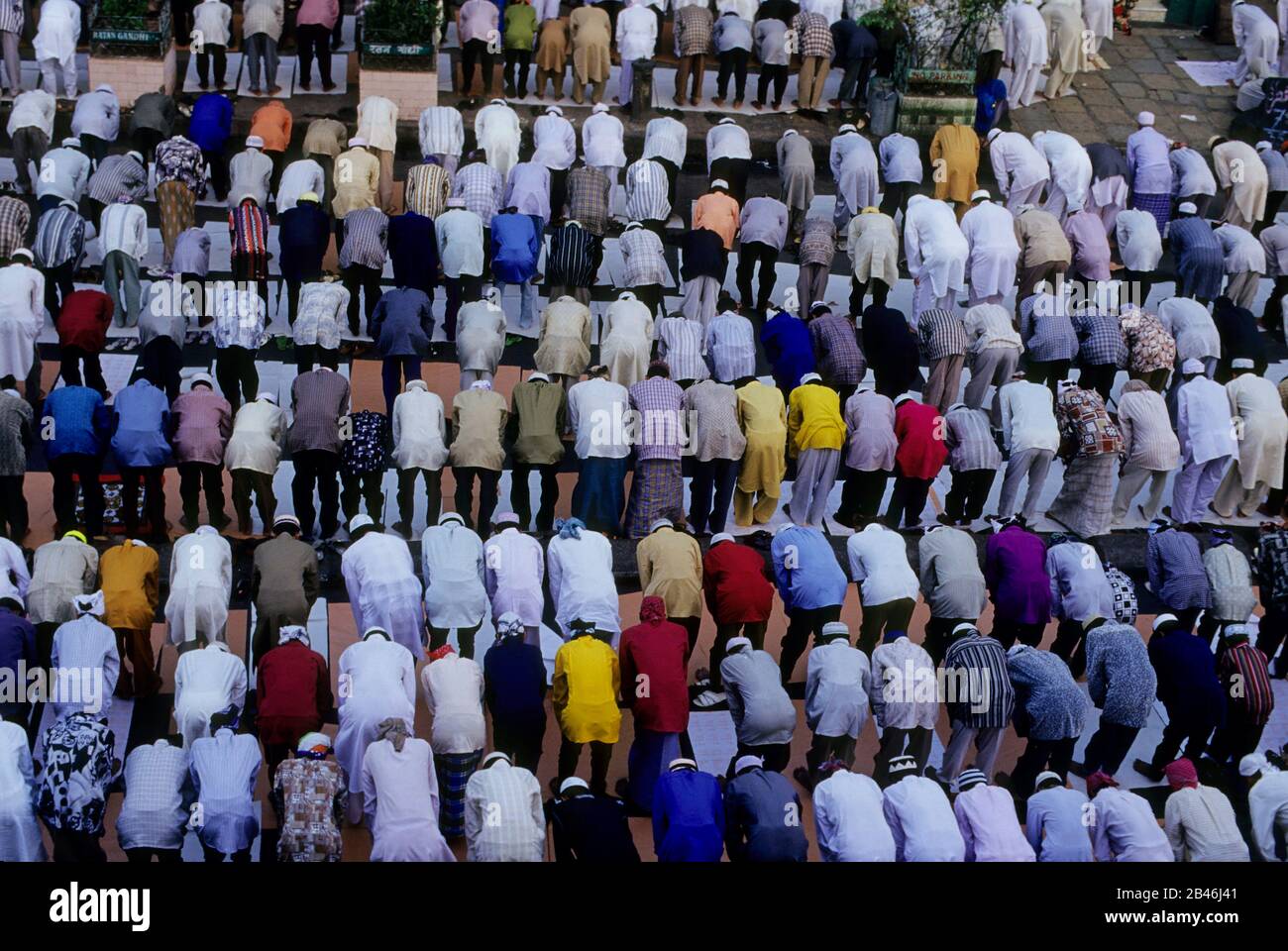 Ramzan id, musulmani che pregano, namaz, preghiere di massa in moschea, bombay, mumbai, maharashtra, India, Asia Foto Stock