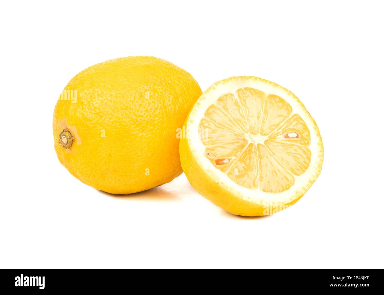 Limone con metà su sfondo bianco Foto Stock
