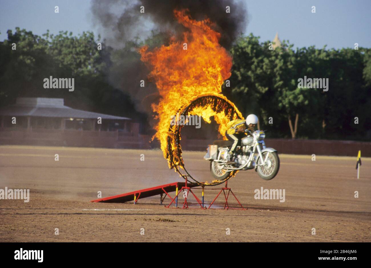 moto che salta attraverso l'anello di fuoco Foto Stock