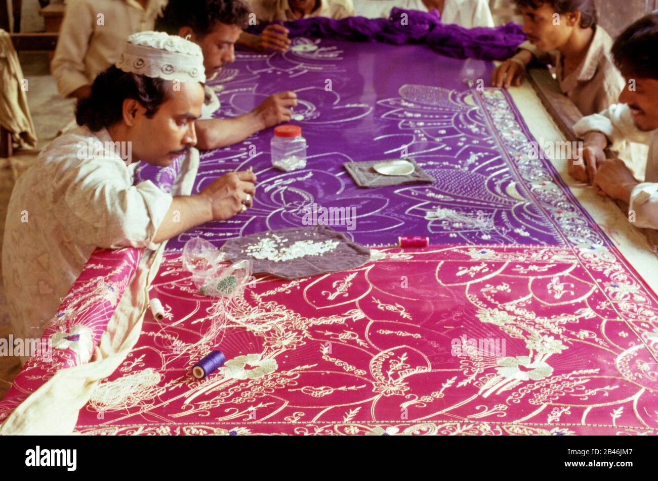 Disegni di ricamo su banarasi saree a varanasi a uttar pradesh India, Asia Foto Stock