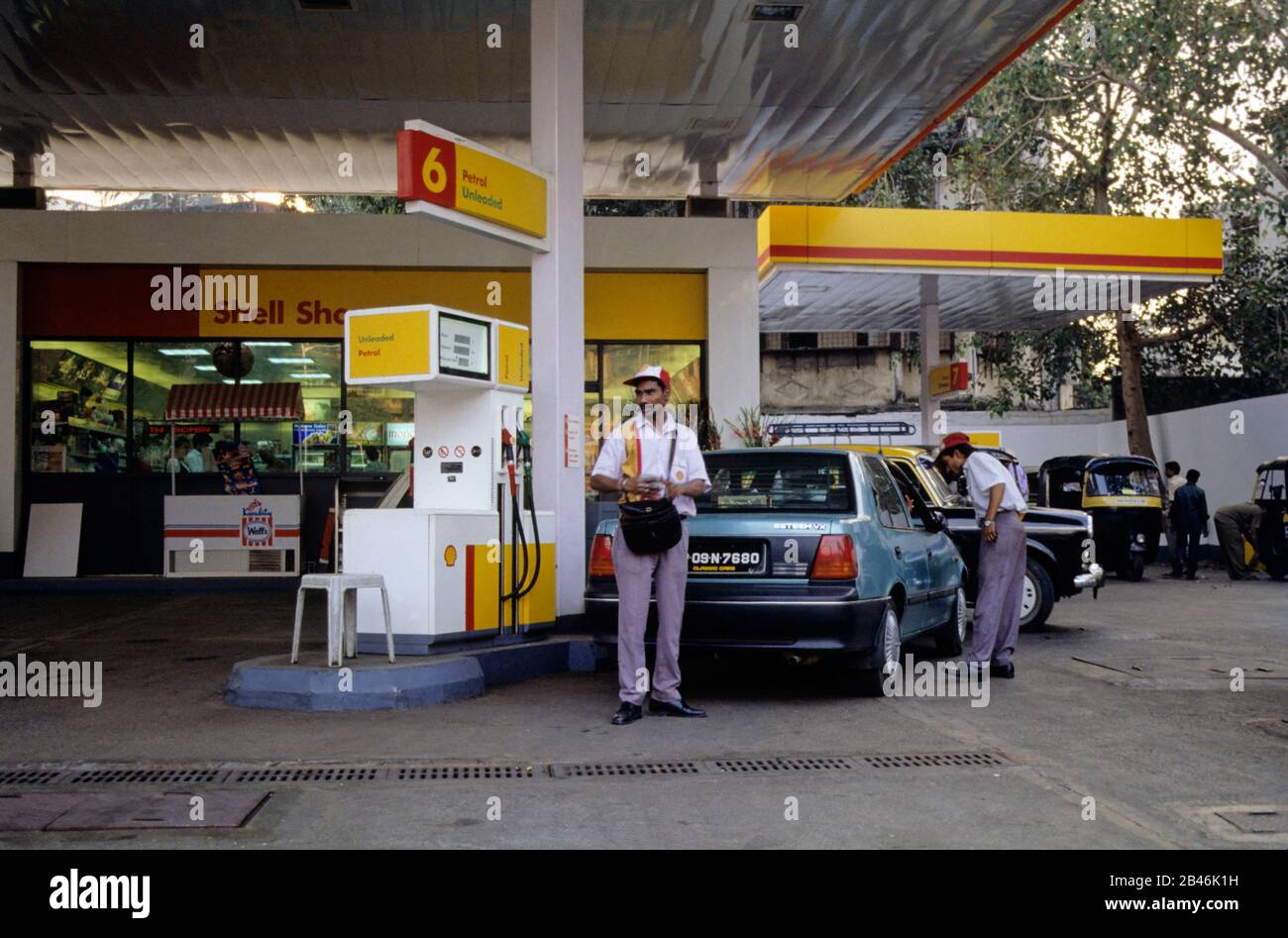 Pompa benzina Shell , bombay , mumbai , Maharashtra , India , Asia Foto Stock