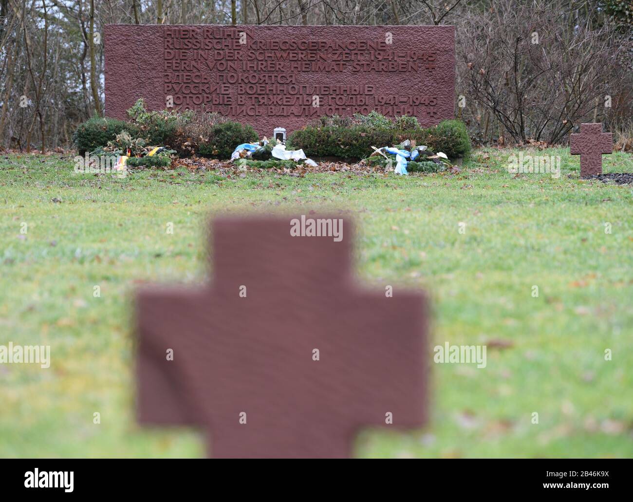 Klein Zimmern, Germania. 28th Gen 2020. Croci in pietra e un monumento in pietra al cimitero di guerra russo fuori dal piccolo villaggio nel quartiere di Darmstadt-Dieburg. Tra la fine dell'autunno 1941 e la fine della guerra nel 1945, i prigionieri dell'Armata Rossa furono sepolti qui che morì nella Casa di San Giuseppe, un ospedale della riserva nazista. Ci sono 379 morti confermati. (A dpa 'Anonymous cimitero al bordo del villaggio - ricordo senza un nome') credito: Arne Dedert/dpa/Alamy Live News Foto Stock