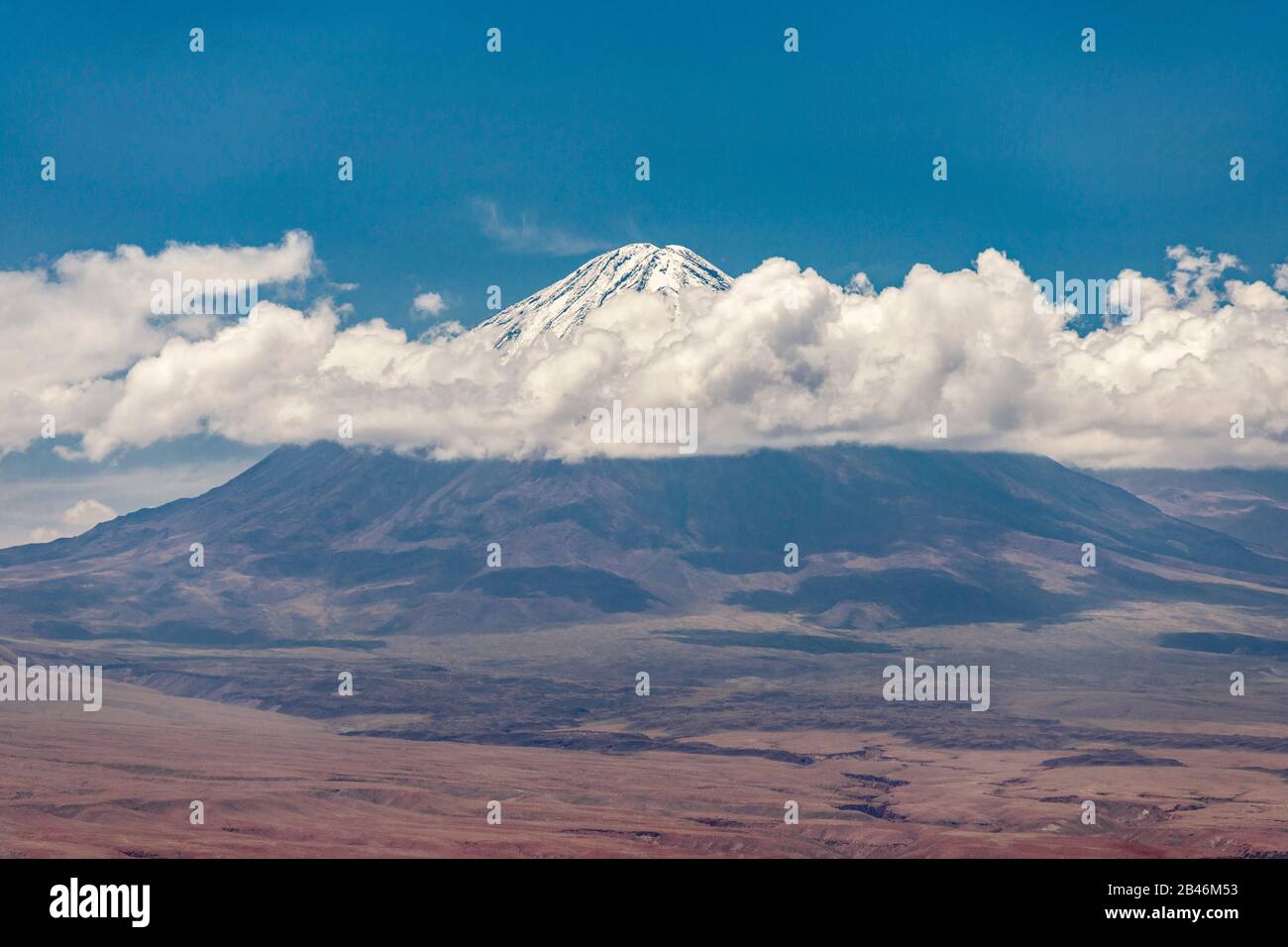Licancabur vulcano vicino San Pedro de Atacama nel Cile settentrionale. Foto Stock