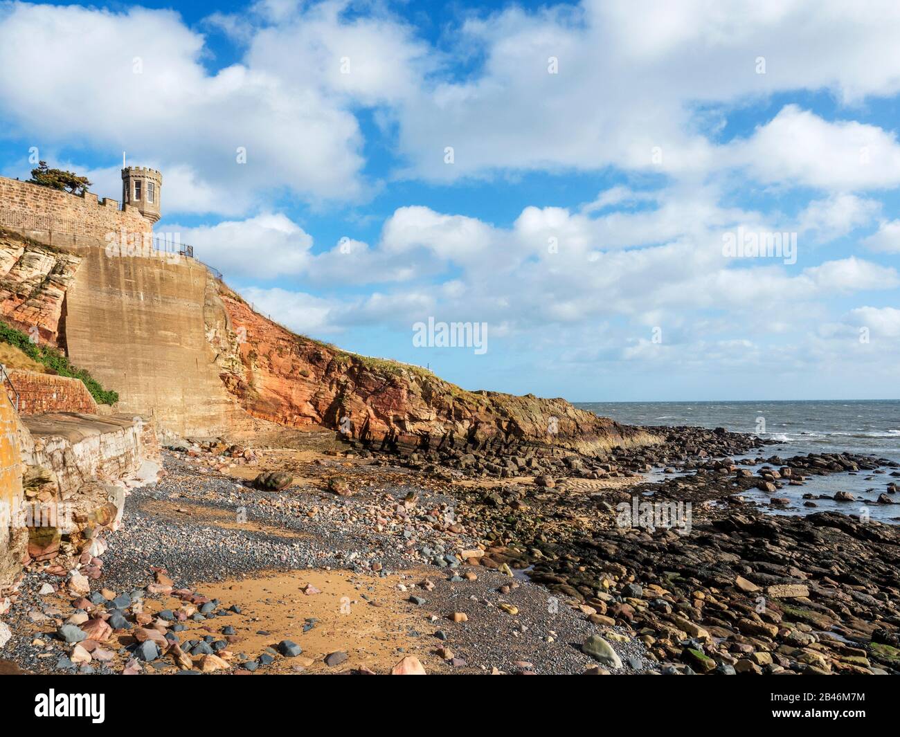 Passeggiata nel castello che si affaccia sulla spiaggia rocciosa di Crail East Neuk di Fife Scozia Foto Stock