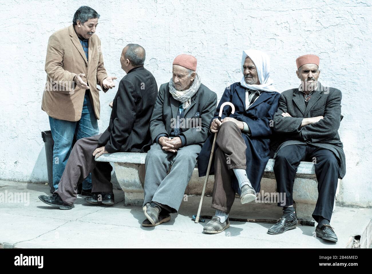 Vecchi uomini in una strada. Foto Stock