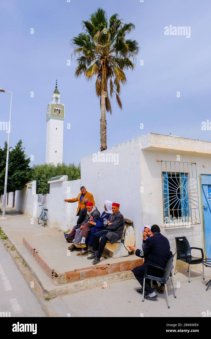 Vecchi uomini in una strada. Foto Stock