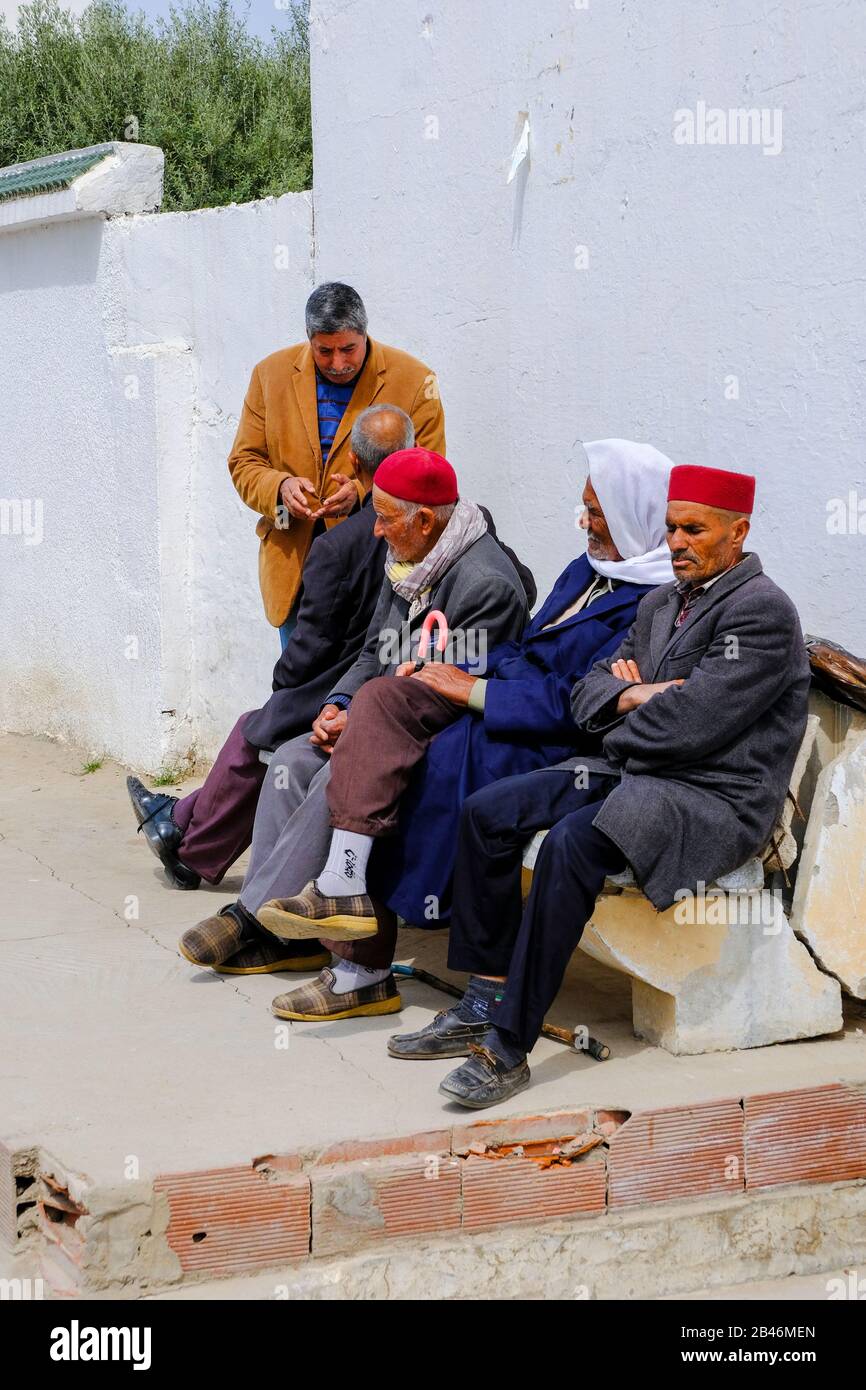 Vecchi uomini in una strada. Foto Stock