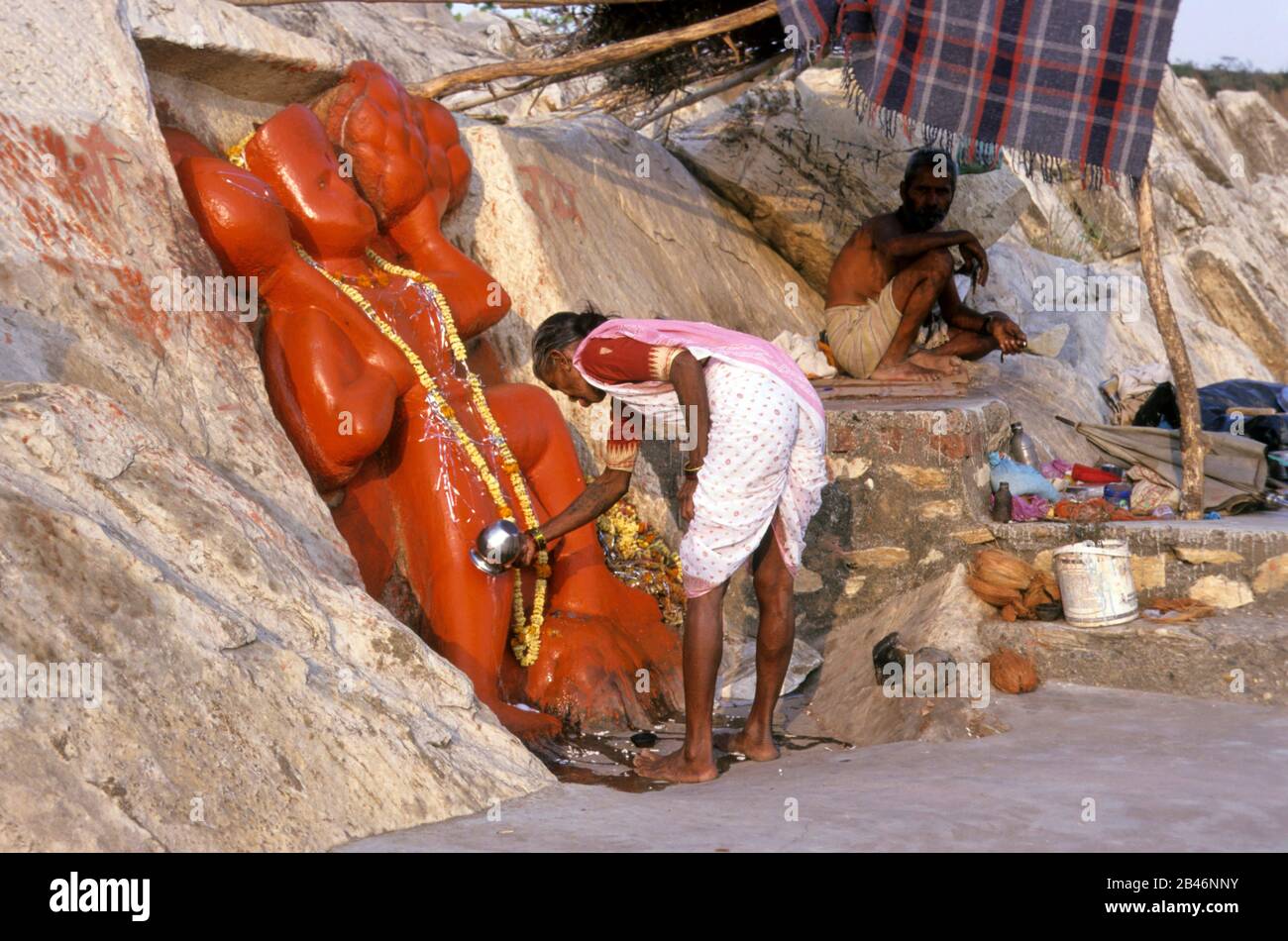 Donna che offre olio di hanuman India, Asia Foto Stock