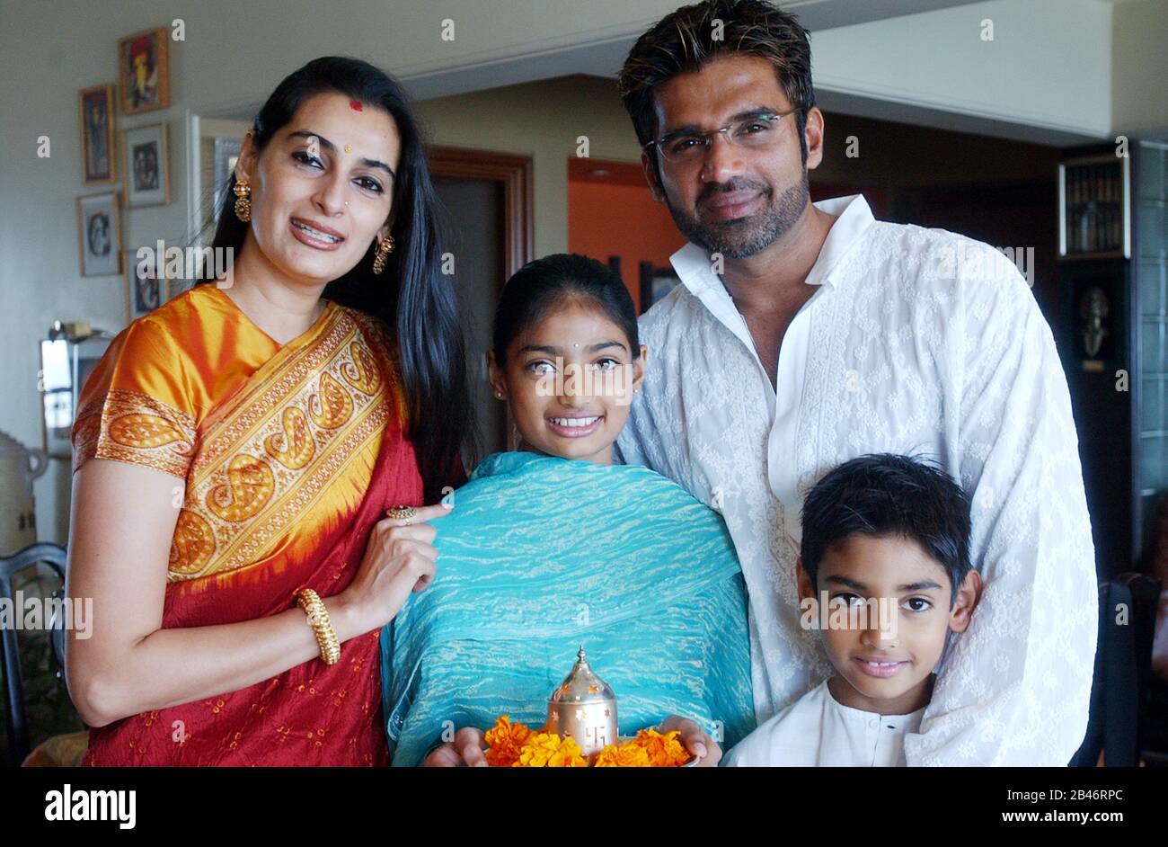 Attore indiano bollywood film Sunil shetty con la famiglia Foto Stock
