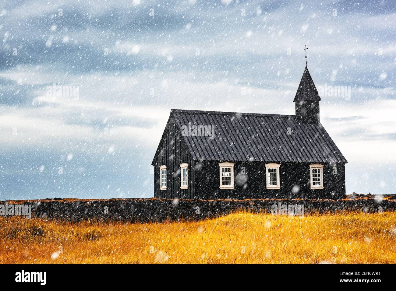 Paesaggio autunnale con la famosa e pittoresca chiesa nera di Budir nella regione della penisola di Snaefellsnes in Islanda Foto Stock