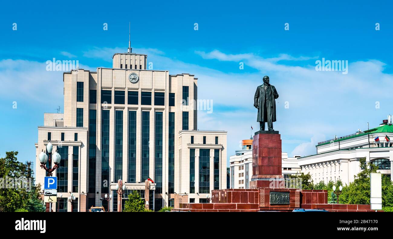 Statua di Vladimir Lenin di fronte al governo del Tatarstan in Kazan, Russia Foto Stock