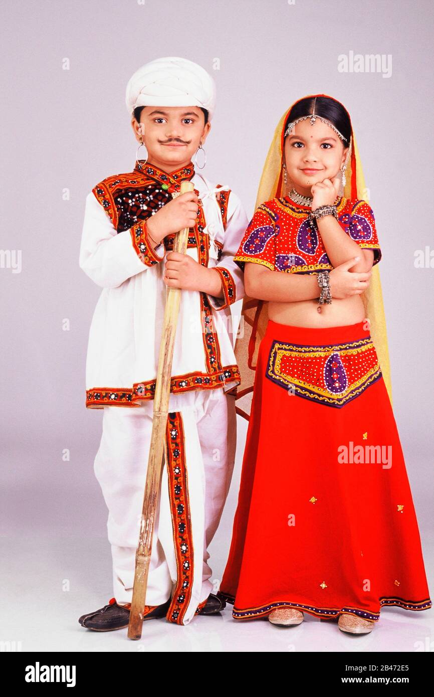 Ragazzo e ragazza in abito fantasia costume come coppia Rajasthani - MR Foto Stock