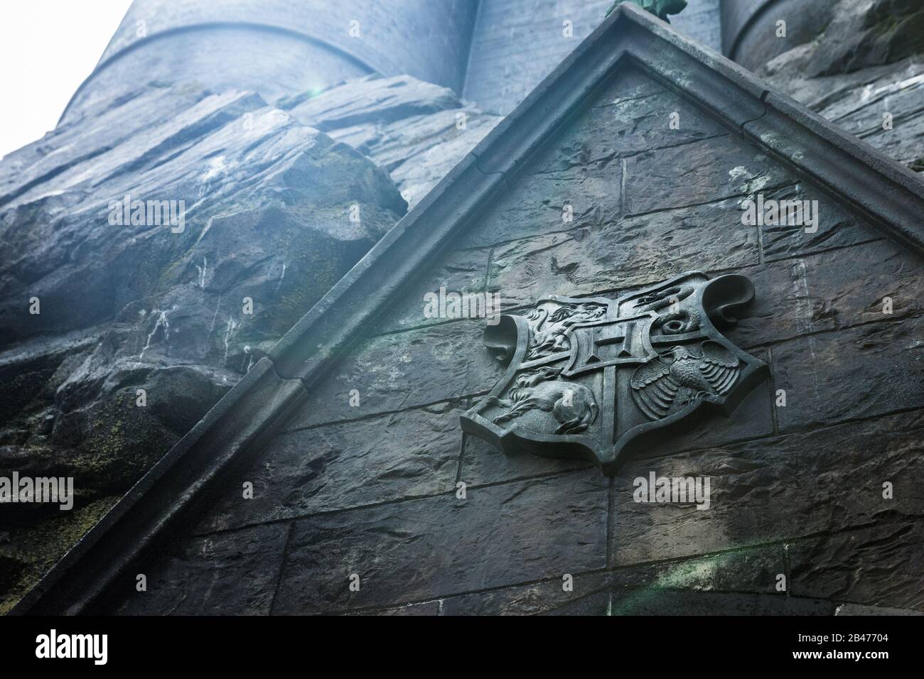 Hogwarts School of Witchcraft and Wizardry coat of Arms, Universal Studios Orlando (The Wizarding World of Harry Potter), Florida. Bellissimo angolo basso Foto Stock