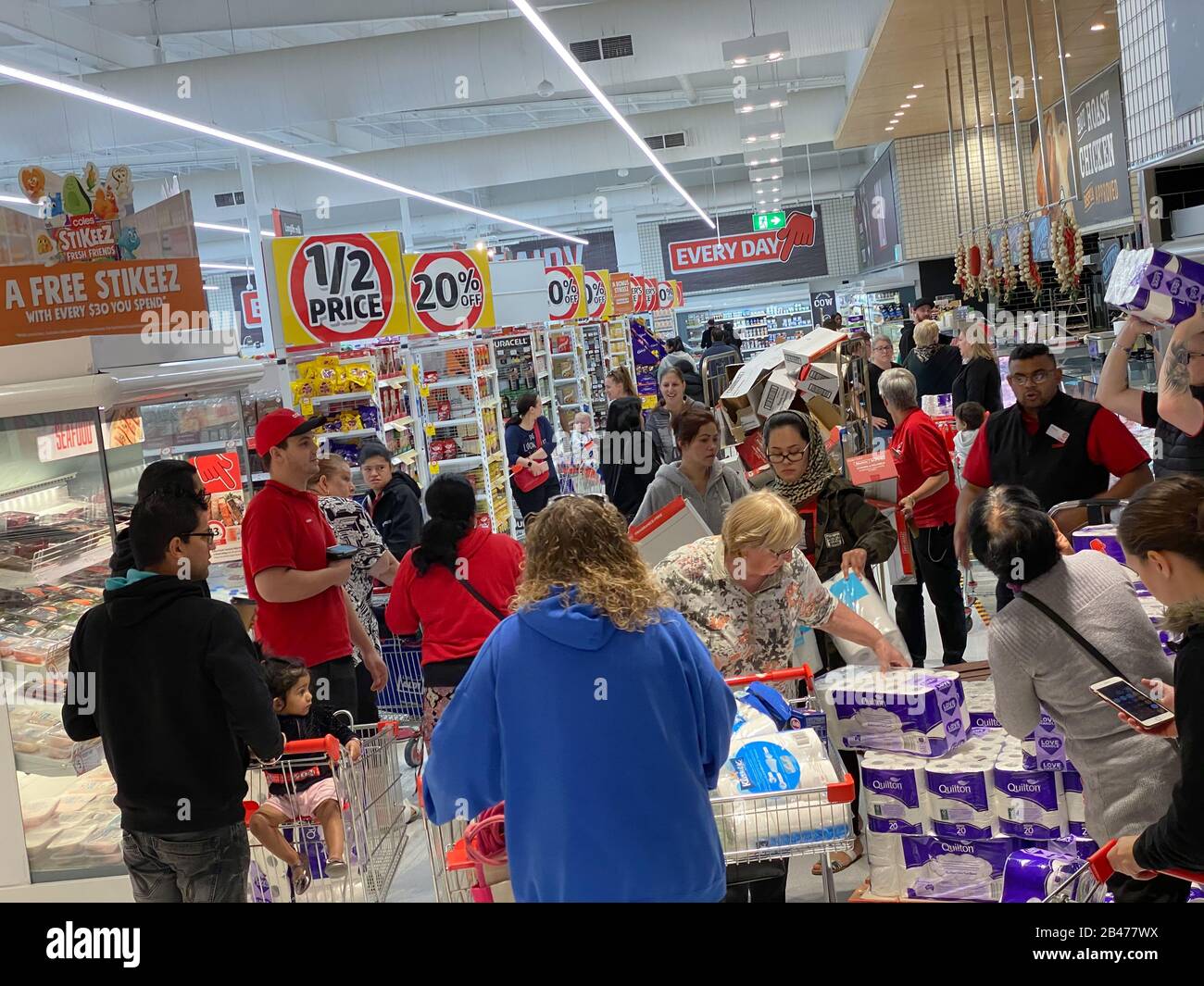 Narre Warren, Victoria Australia - Marzo 6th 2020 - Dare Un Panking ai clienti in un supermercato che acquista carta igienica durante la pandemia del COVID del virus corona. Credito: Sarah Richardson/Alamy Live News Foto Stock