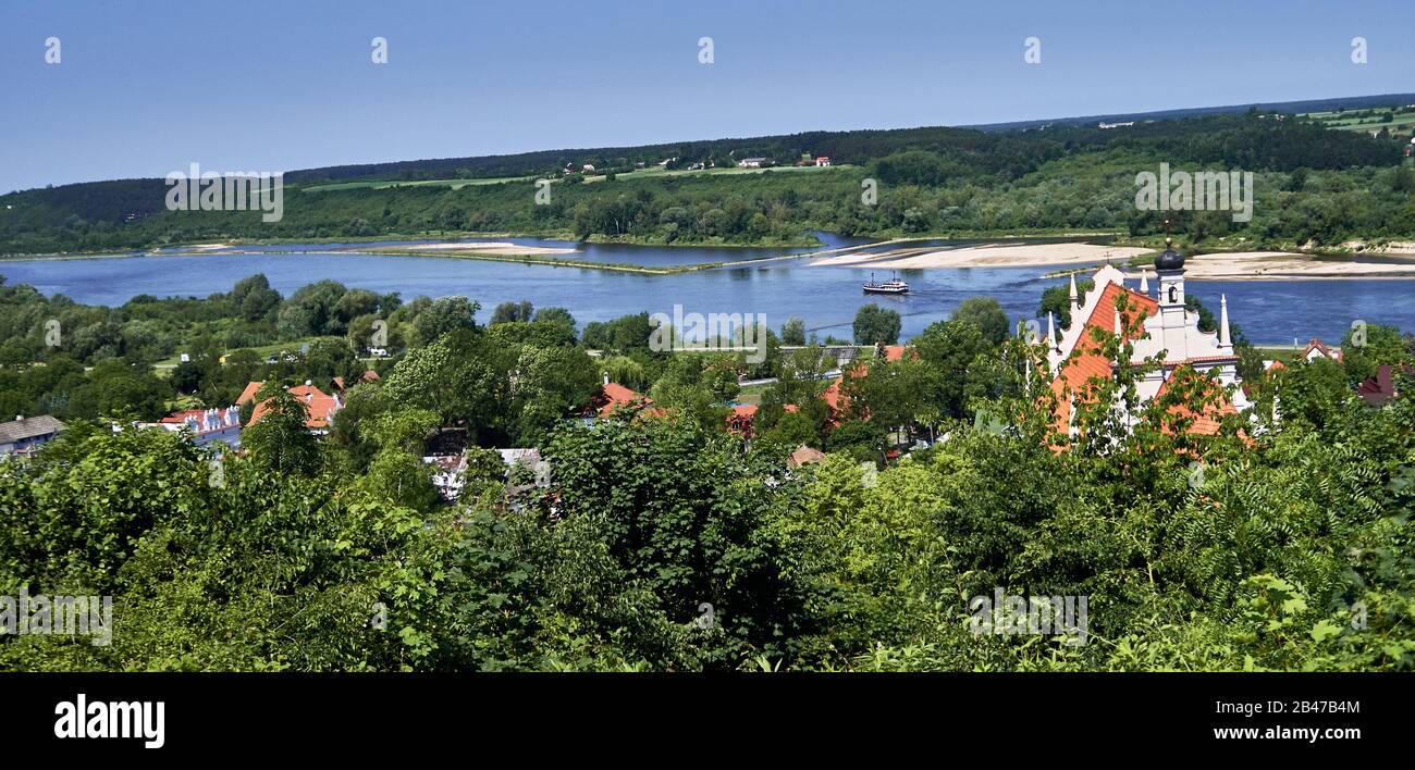 Europa, Polonia, Voivodato di Lublino, provincia di Lublino, fiume Vistola nel villaggio di Kazimierz Dolny dal monte di tre croci, la fondazione nel 13 ° secolo è attribuita a Kazimierz Wielki dalla leggenda . Foto Stock