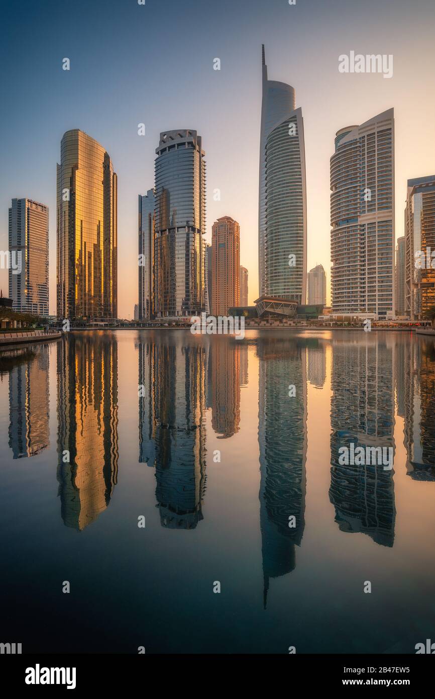 Architettura sorprendente edifici paralleli. Cielo notturno nuvoloso. Ispirazione di viaggio di lusso. Dubai Jumeirah Lake Towers. Foto Stock
