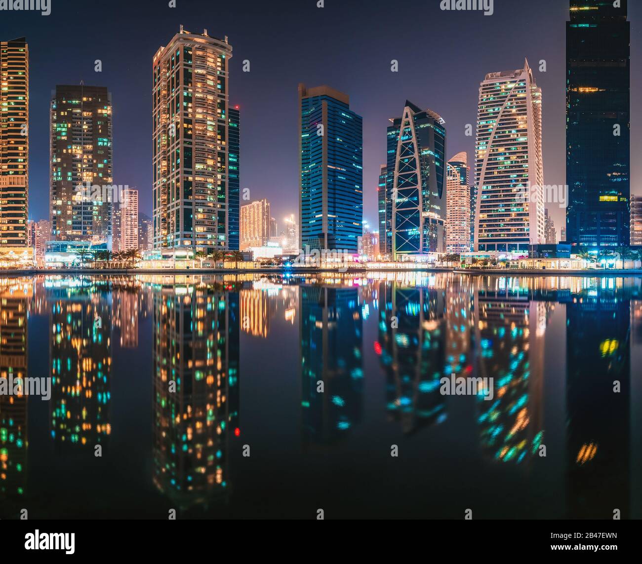 Architettura sorprendente edifici paralleli. Cielo notturno nuvoloso. Ispirazione di viaggio di lusso. Dubai Jumeirah Lake Towers. Foto Stock
