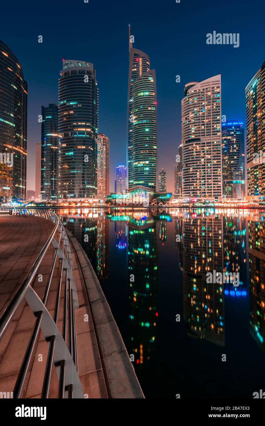 Architettura sorprendente edifici paralleli. Cielo notturno nuvoloso. Ispirazione di viaggio di lusso. Dubai Jumeirah Lake Towers. Foto Stock