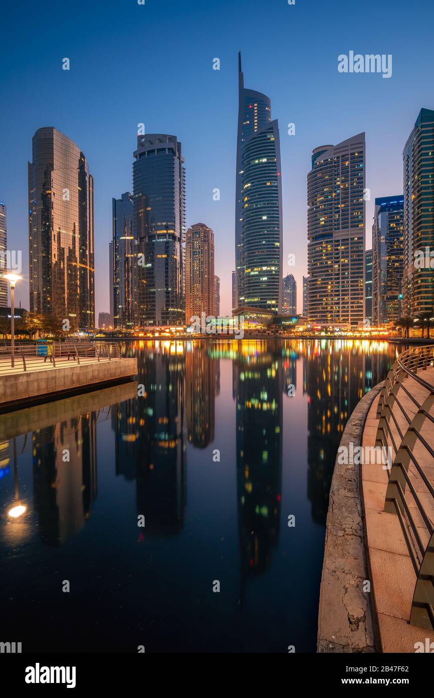 Architettura sorprendente edifici paralleli. Cielo notturno nuvoloso. Ispirazione di viaggio di lusso. Dubai Jumeirah Lake Towers. Foto Stock