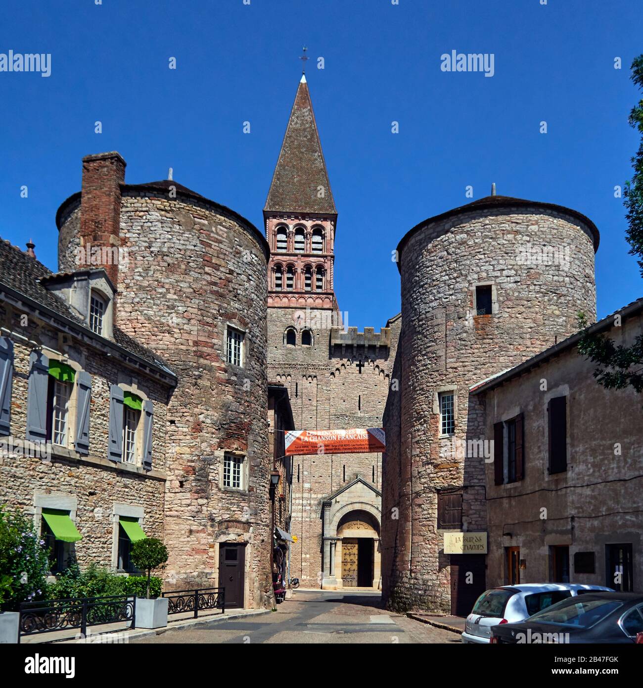 Francia , Tournus città, Bourgogne-Franche-Comté dipartimento, le 2 torri della vecchia fortificazione protegge la t Saint-Philibert Abbazia di Tournus è un ex monastero benedettino, la sua chiesa abbaziale è uno dei più grandi monumenti romanici in Francia. Foto Stock