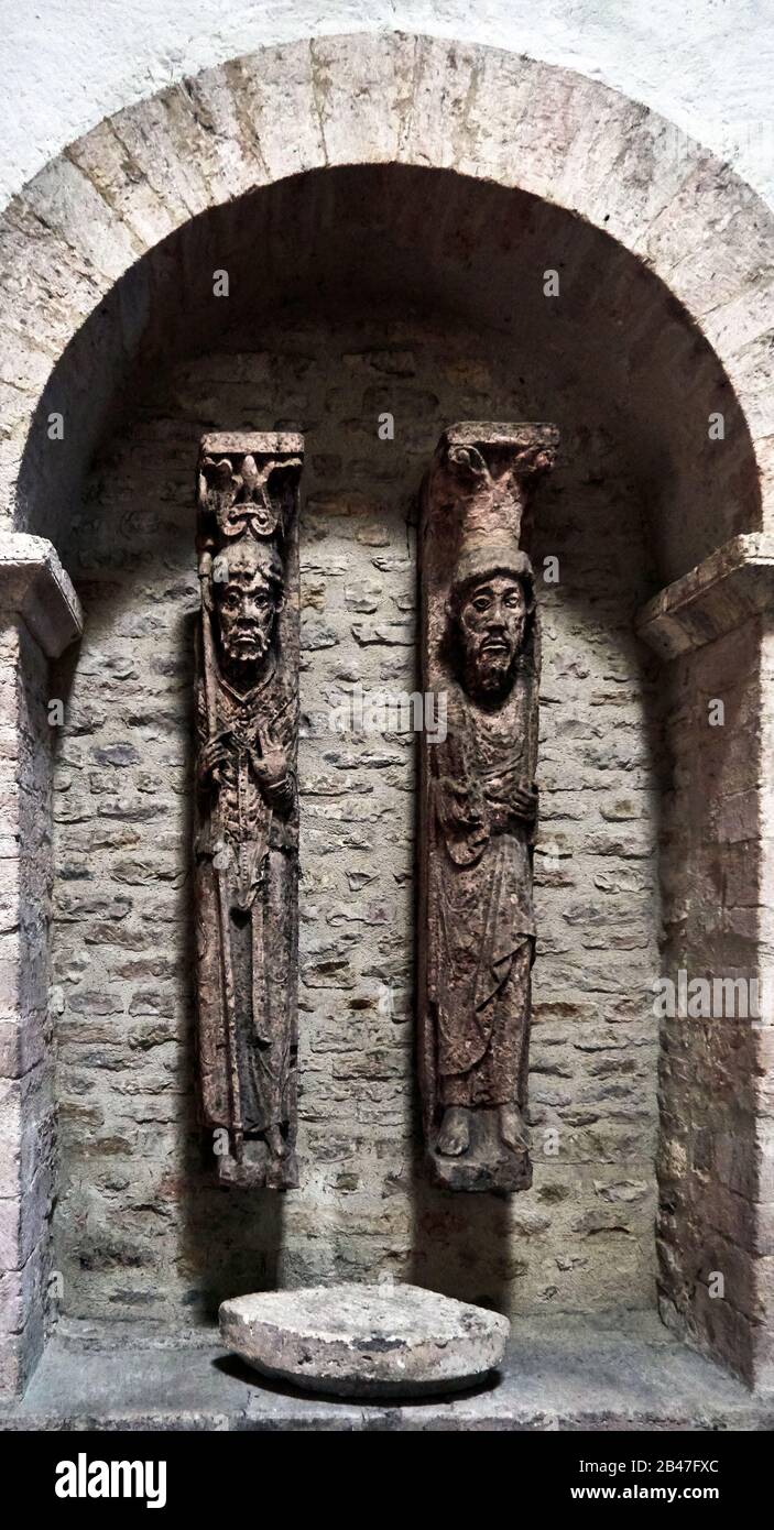 Francia , Tournus città, Bourgogne-Franche-Comté dipartimento, Saint-Philibert Abbazia di Tournus è un ex monastero benedettino, la sua chiesa abbaziale è uno dei più grandi monumenti romanici in Francia. Le statue dei due santi patroni della chiesa sorgevano in precedenza tra le finestre del campanile, sulla sinistra, Philibert portando il bastone e la benedizione. A destra, Valeriano con il libro della Parola e la palma del martirio. Le statue dei due santi patroni della chiesa Foto Stock