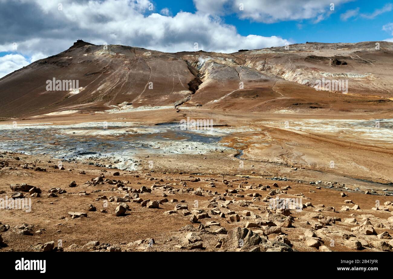 Europa,Islanda , Námaskarð Pass è un'area geotermica sulla montagna Námafjall, nel nord dell'Islanda, collegata al sistema del vulcano Krafla, Námaskarð è sede di molte sorgenti termali, fangole e fumarole. Foto Stock