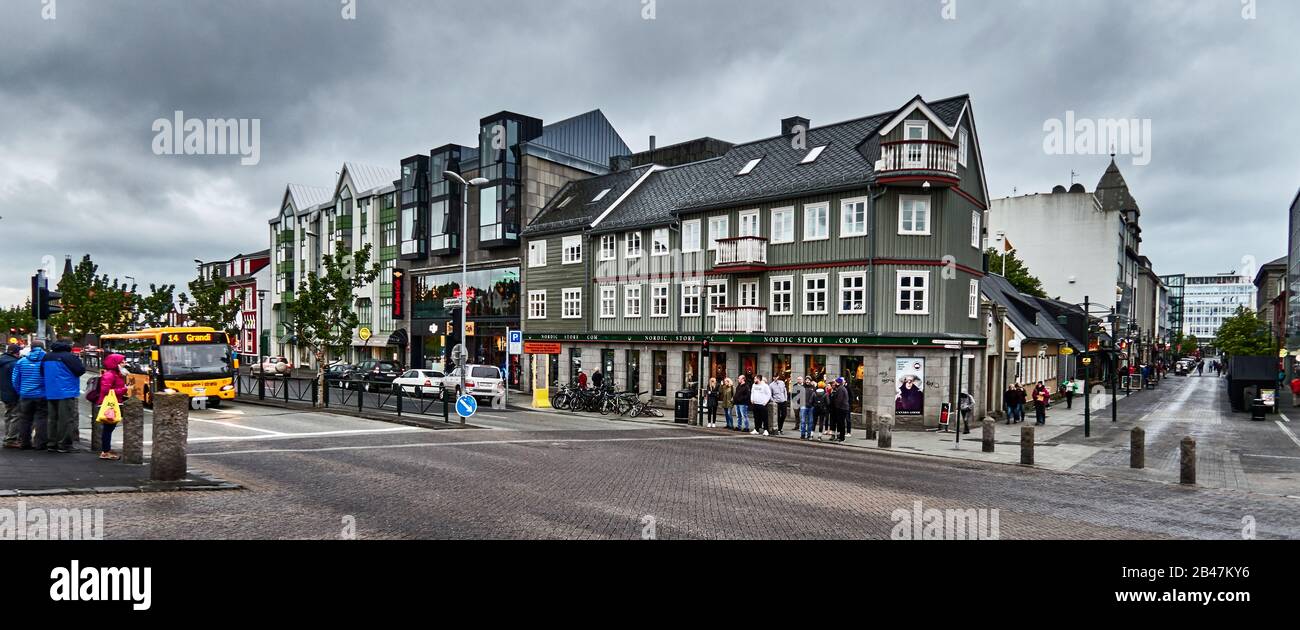 Europa ,Islanda , i turisti affollano le strade nel quartiere storico del centro di Reykjavik, la capitale dell'Islanda con 1/3 della popolazione del paese. È la capitale più settentrionale del mondo Foto Stock