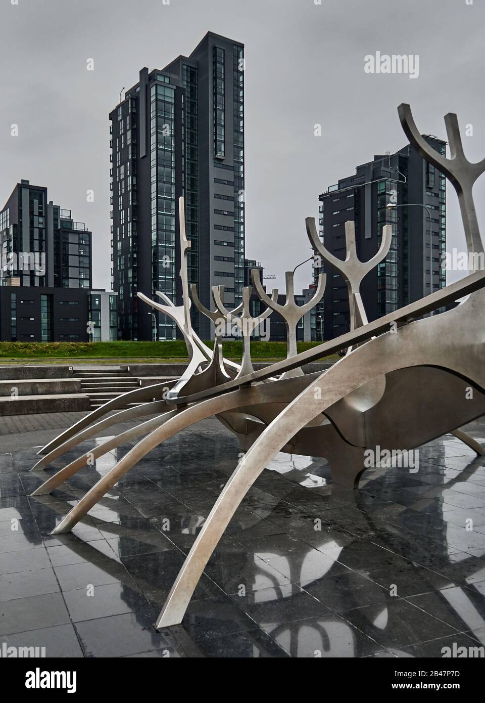 Europa, Islanda, Reykjavik, Sun Voyager (islandese: Sólfar) è una scultura di Jón Gunnar Árnason, situata accanto alla strada Sæbraut a Reykjavík, Islanda. Sun Voyager è descritto come un sognante o un'ode al sole. L'artista intendeva trasmettere la promessa di un territorio inesplorato, un sogno di speranza, di progresso e di libertà Foto Stock